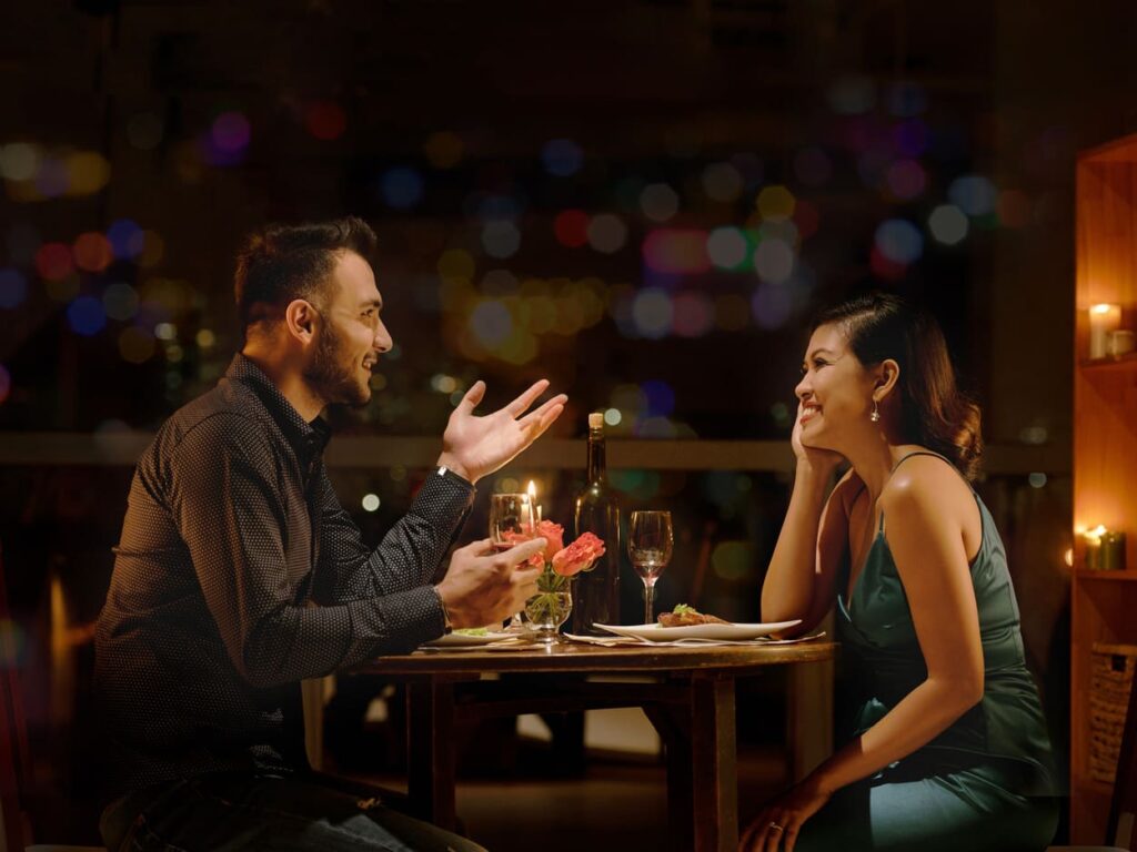 Mann und Frau sitzen im Restaurant und unterhalten sich angeregt