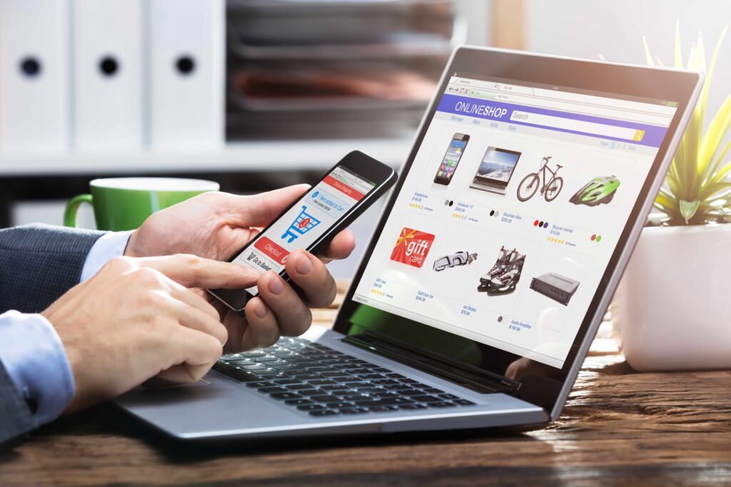 Geschäftsmann, der online auf dem Smartphone einkauft