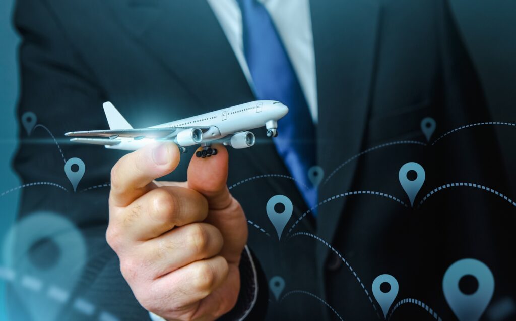 Businessmann haelt Modellflugzeug | Lufthansa Status