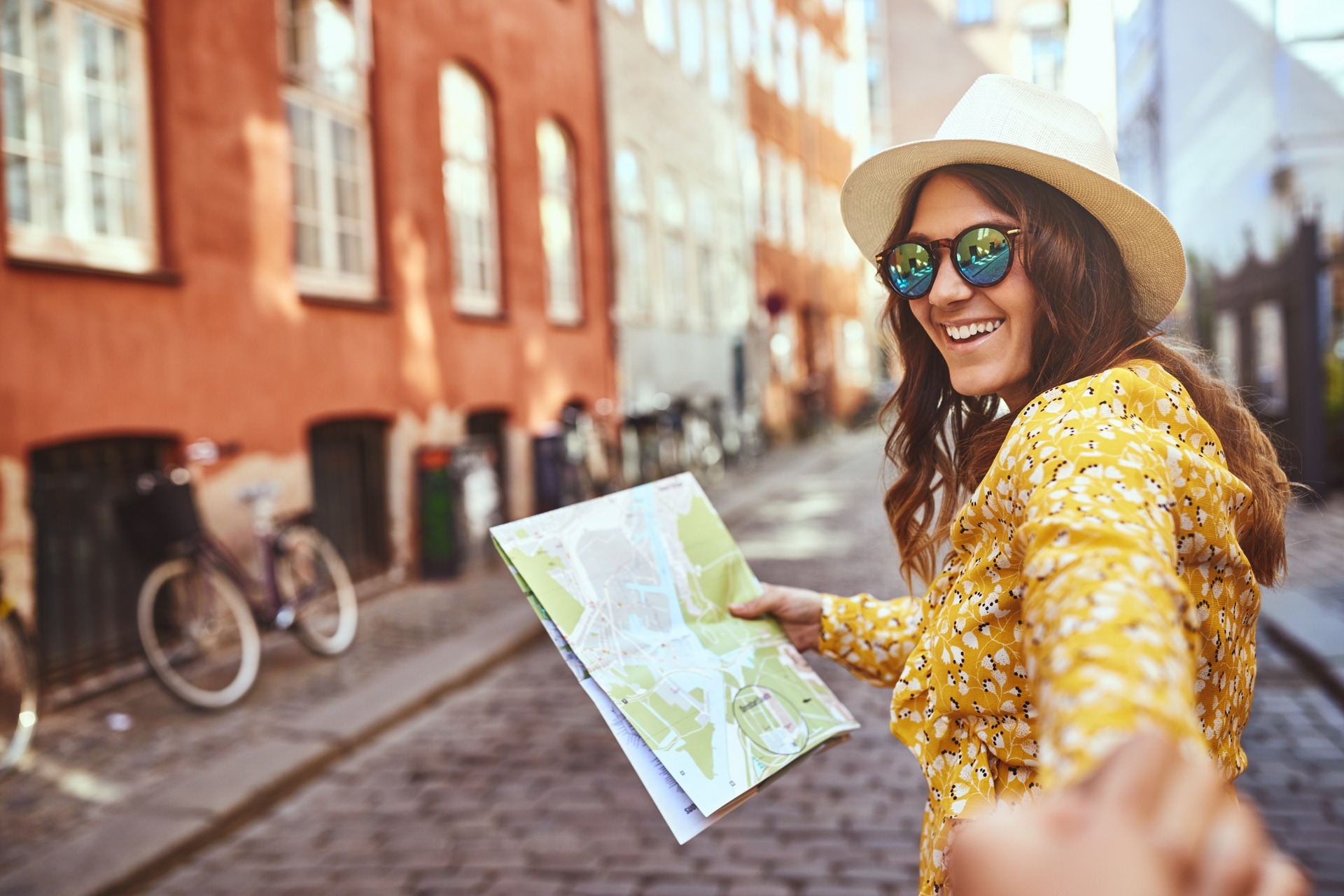 Frau mit Stadtkarte beim Reisen | Lufthansa Status

