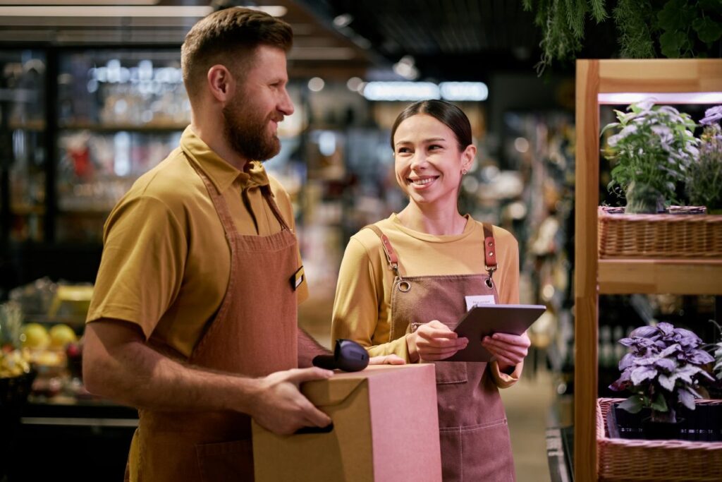 Zwei Mitarbeitende im Naturwarenladen beraten sich zu nachhaltigen Produkten nach dem Propolis kaufen