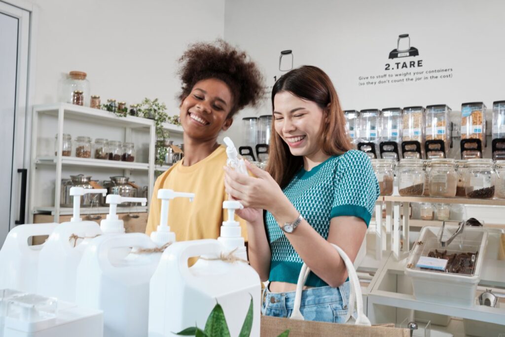 Zwei Frauen pruefen nachfuellbare Naturprodukte in einem Unverpackt-Laden – nachhaltige Entscheidung beim Propolis kaufen