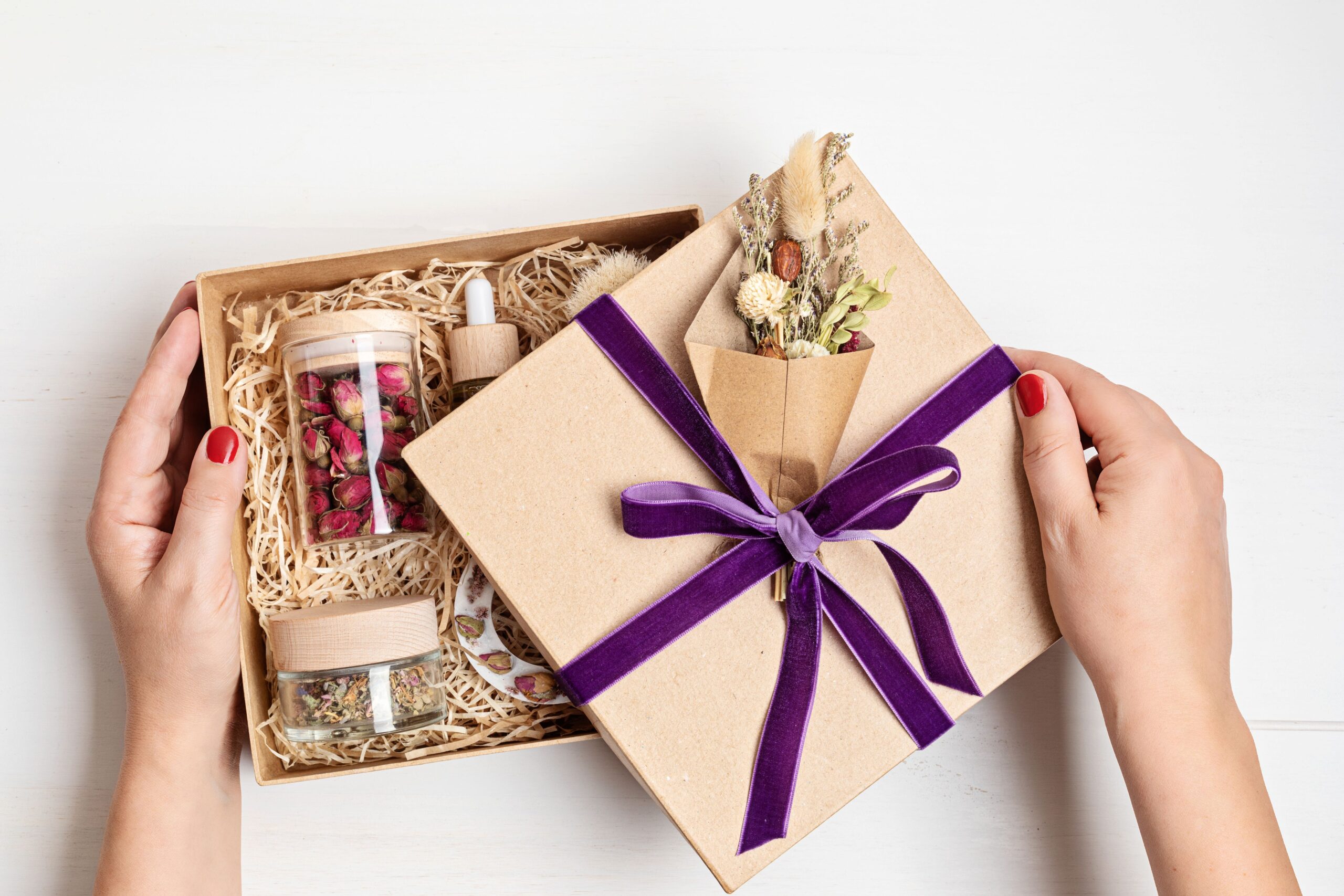 Handgemachtes Geschenk mit Naturkosmetik und Trockenblumen in Geschenkbox