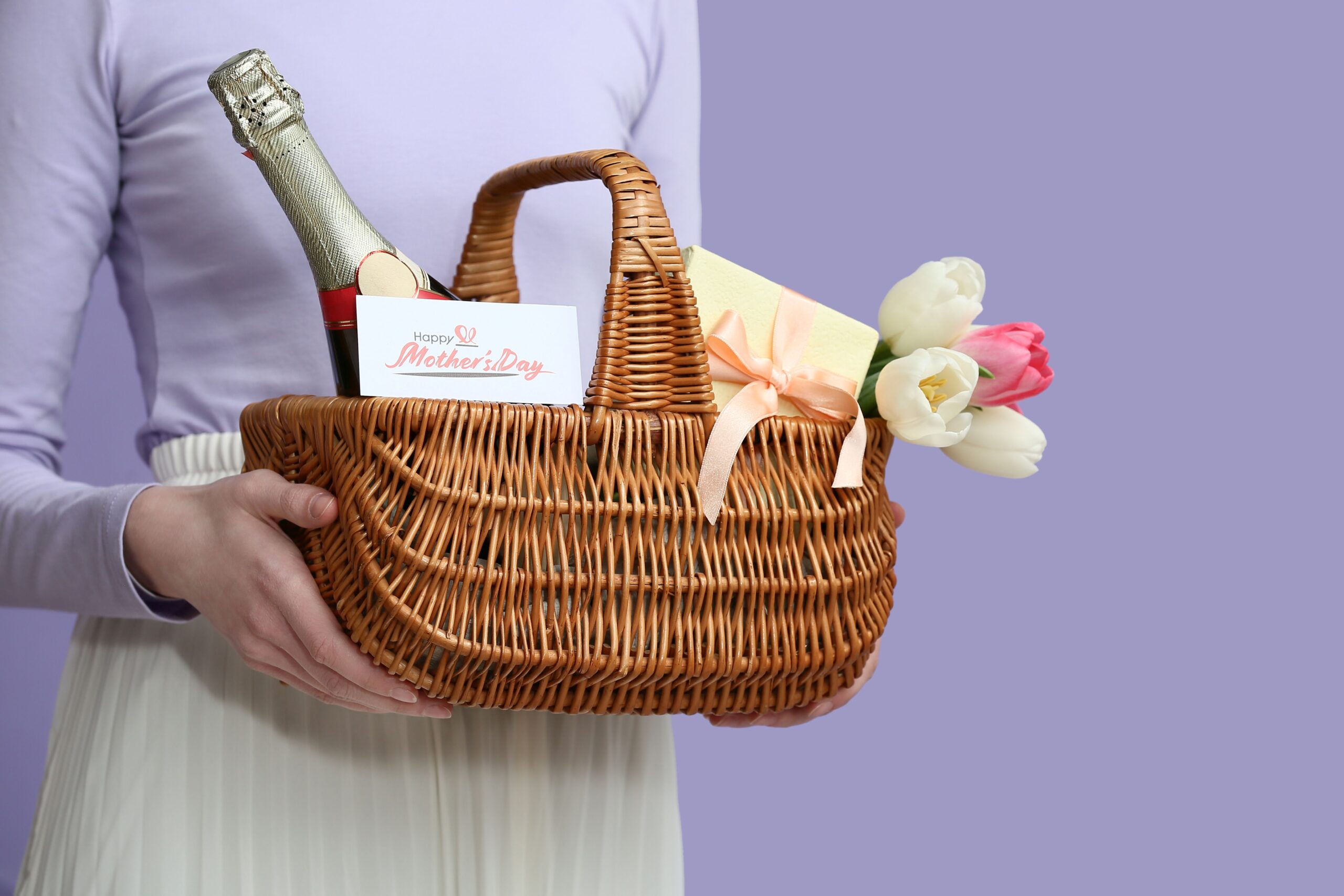 Geschenkkorb zum Muttertag mit Blumen, Geschenkbox und Sektflasche