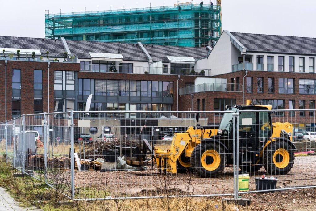 Einsatz eines Bauzaunbanners an einer staedtischen Baustelle mit Bagger