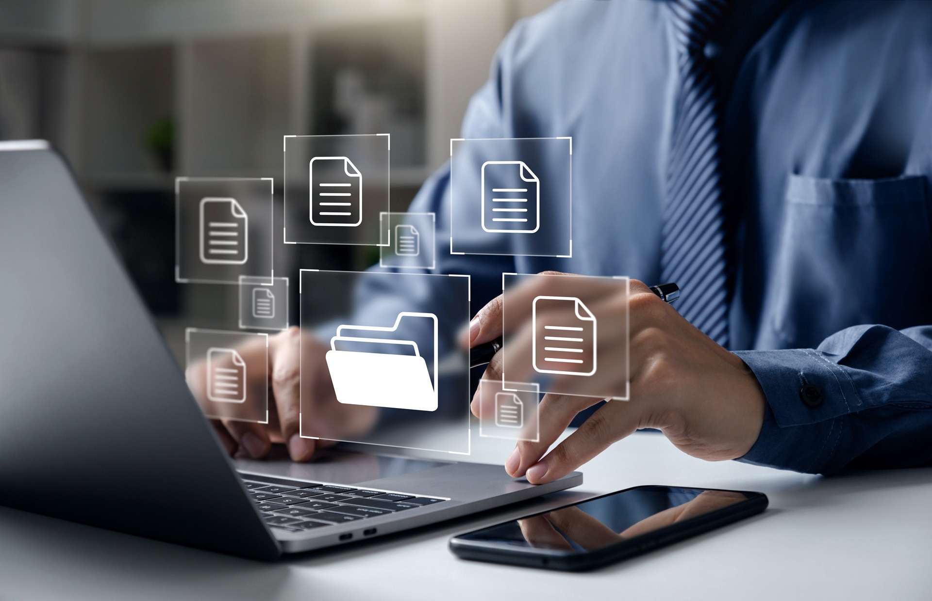 Person arbeitet am Laptop mit digitalen Dokumenten | Auto online abmelden